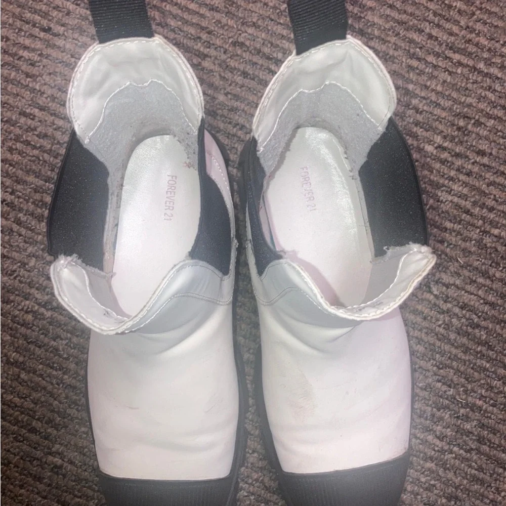 Stylish Women's Black and White Boots 9 - Picture 3 of 7